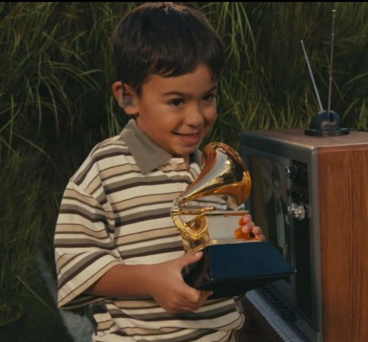 PopCrave's tweet image. The young boy who received the Grammy from Bad Bunny has been confirmed as child actor Lincoln Fox, who posted about it on Instagram:

“l'Il remember this day forever! - it was my truest honor 🐰🏆🏈”