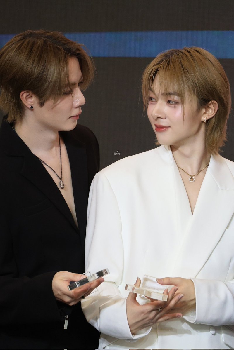 callmezuzin's tweet image. ไม่มูฟออนลุคซีนุนิวเมื่อวาน มันดูดี ดูแปลกตา คือมองเพลินอะ หล่อสวยมีเสน่ห์มาก ออร่าอะไรอีกแล้ว #ZeeNuNew