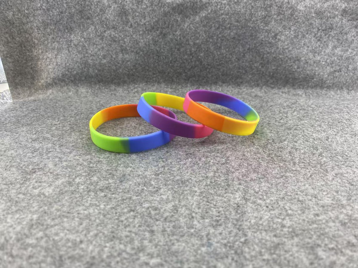 GoodsFactory1's tweet image. ライブ・ツアー・イベント物販向けの  
シリコンバンド製作対応しています
単色プリントだけでなく、  
グラデーション／立体加工／パーツ付きなども可能です。
納期・仕様・数量など、  
まずはお気軽にご相談ください。  
短納期案件もできる限り調整いたします。
#シリコンバンド  
#ライブグッズ