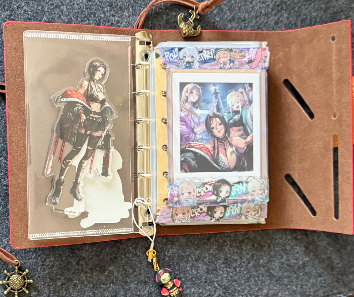 等身大アクスタ ・SDアクスタ2種 ・クロウ関係カード3種 を詰めた