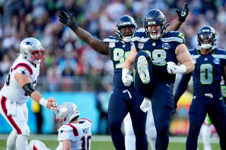 J5_Sports1's tweet photo. Notre Dame players making an IMPACT in the Super Bowl.

Rylie Mills with a sack and Julian Love with an interception!

ND alums put the CLAMPS on the Patriots 🔒 

Congrats to both on their Super Bowl rings!

Go Irish! ☘️ https://t.co/nfuJleXJYH