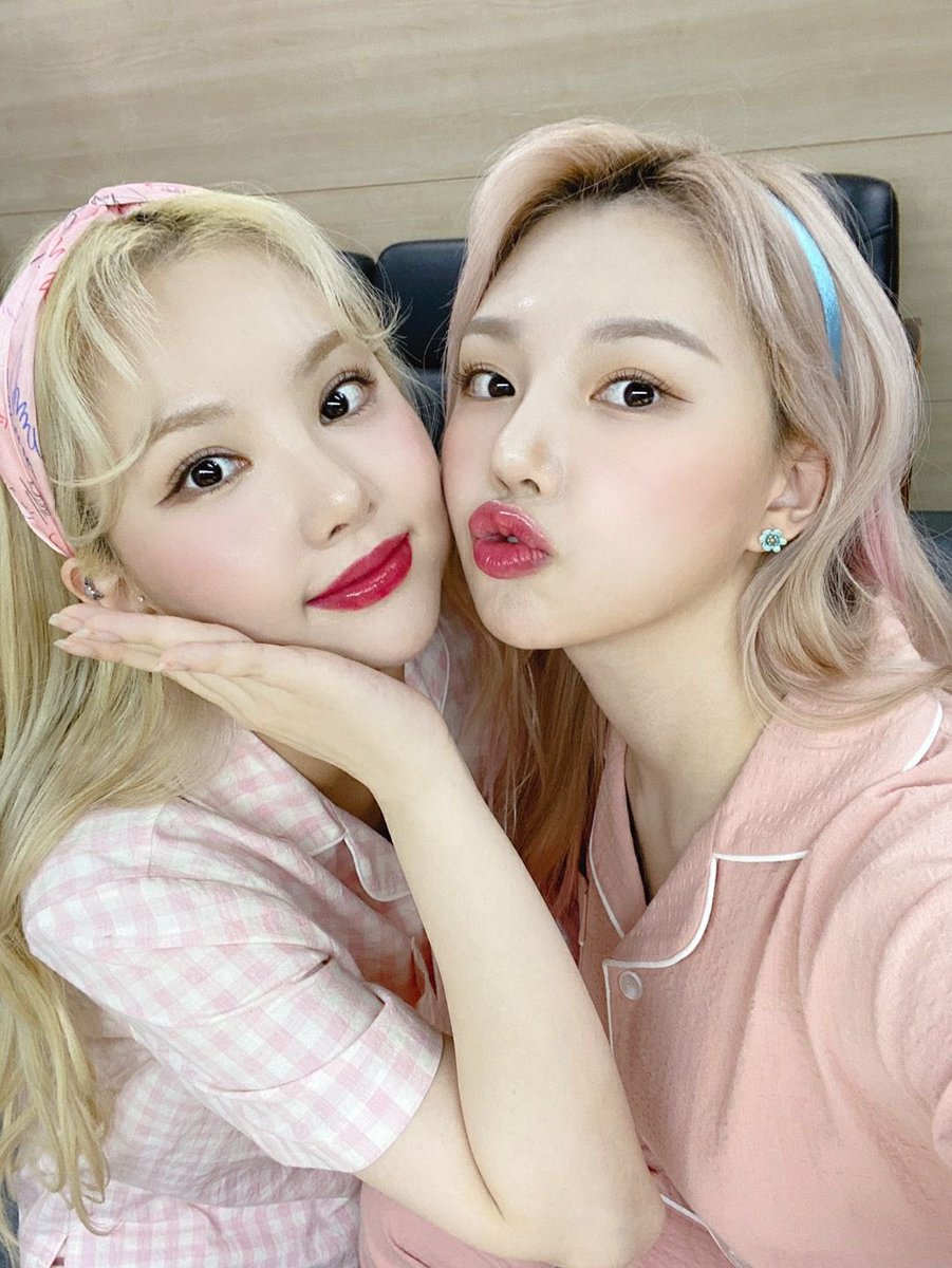 YEERlN's tweet image. Happiest 4th Anniversary, Dearest Beloved.
You know that you'll always be loved by so many.
Nothing can't stop you girls for ruling the world! 💛