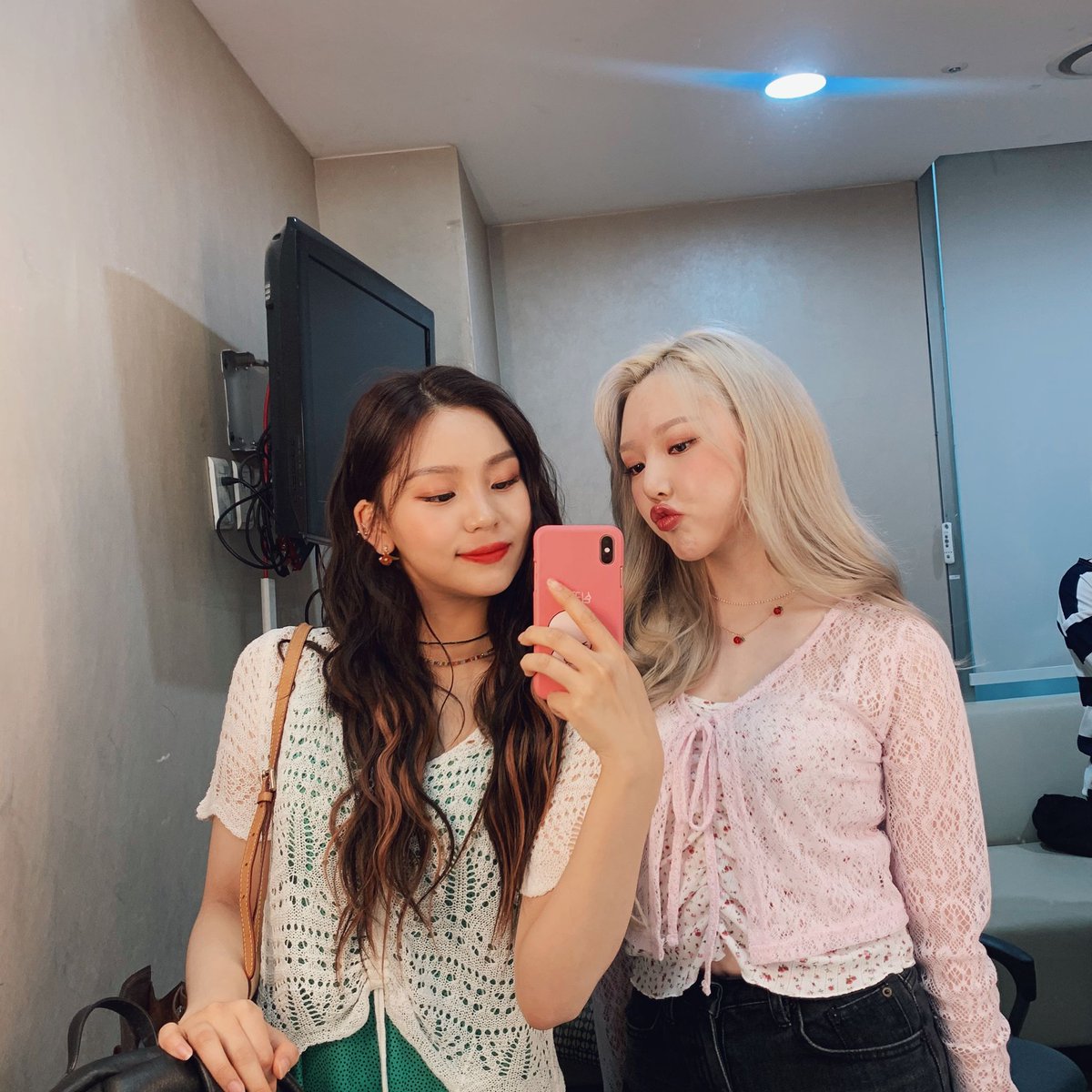 YEERlN's tweet image. Happiest 4th Anniversary, Dearest Beloved.
You know that you'll always be loved by so many.
Nothing can't stop you girls for ruling the world! 💛