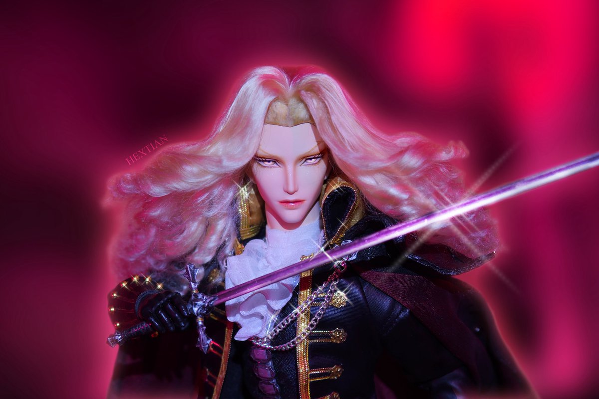 Alucard’s gaze is truly hypnotic 😍