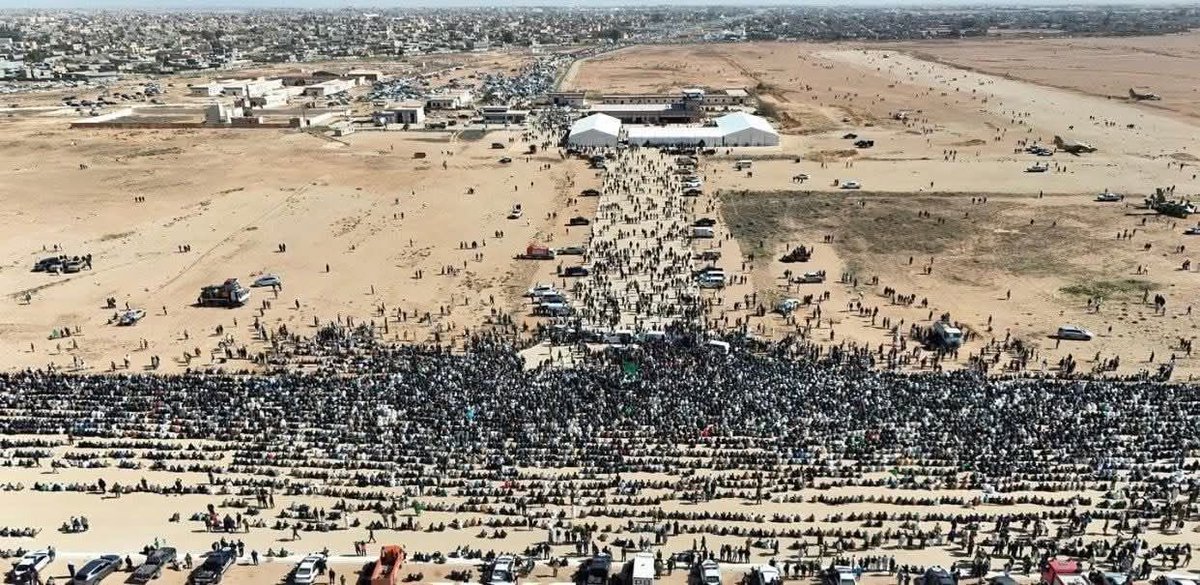 Más de un millón de personas asistieron al funeral del hermano Saif al-Islam Gadafi en Bani Walid. Este es el funeral más grande en la historia de Libia.
