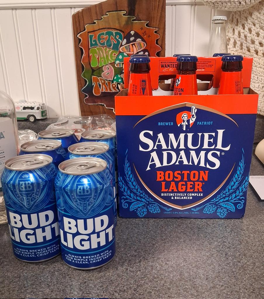 TheBalorClubGuy's tweet photo. Beverages for tonight
Bud Light and Sam Adams!
#SamAdams #SuperBowl https://t.co/eDmX1sUE1D