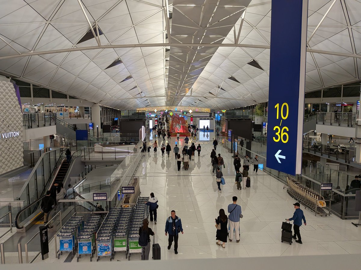 MarioMaster94's tweet image. Hong Kong Airport is cool but really big and I got here 2 hours before anything opened. Exciting though, my first steps in another country!
