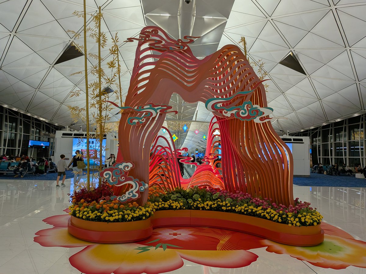 MarioMaster94's tweet image. Hong Kong Airport is cool but really big and I got here 2 hours before anything opened. Exciting though, my first steps in another country!
