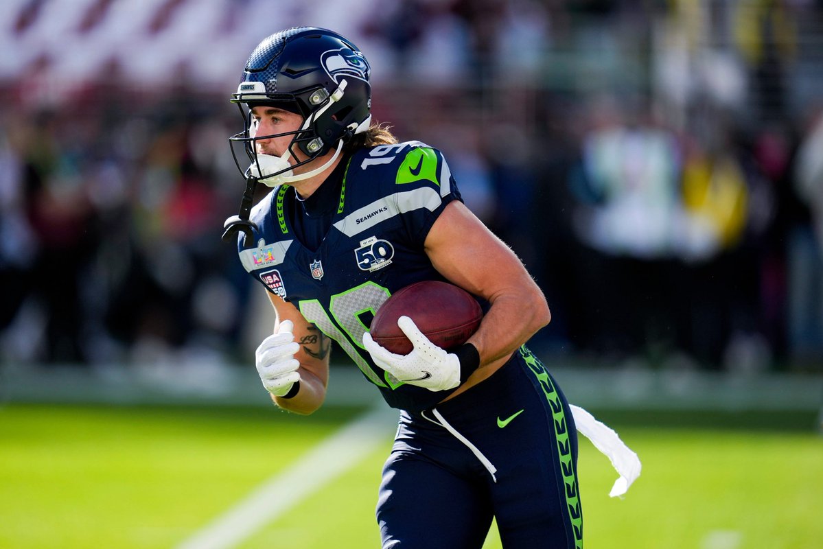 What’s it like to be an NFL player? #Seahawks WR Jake Bobo broke his hand in the NFC Championship game, I’m told. He had surgery the day after… and is playing in the Super Bowl today.