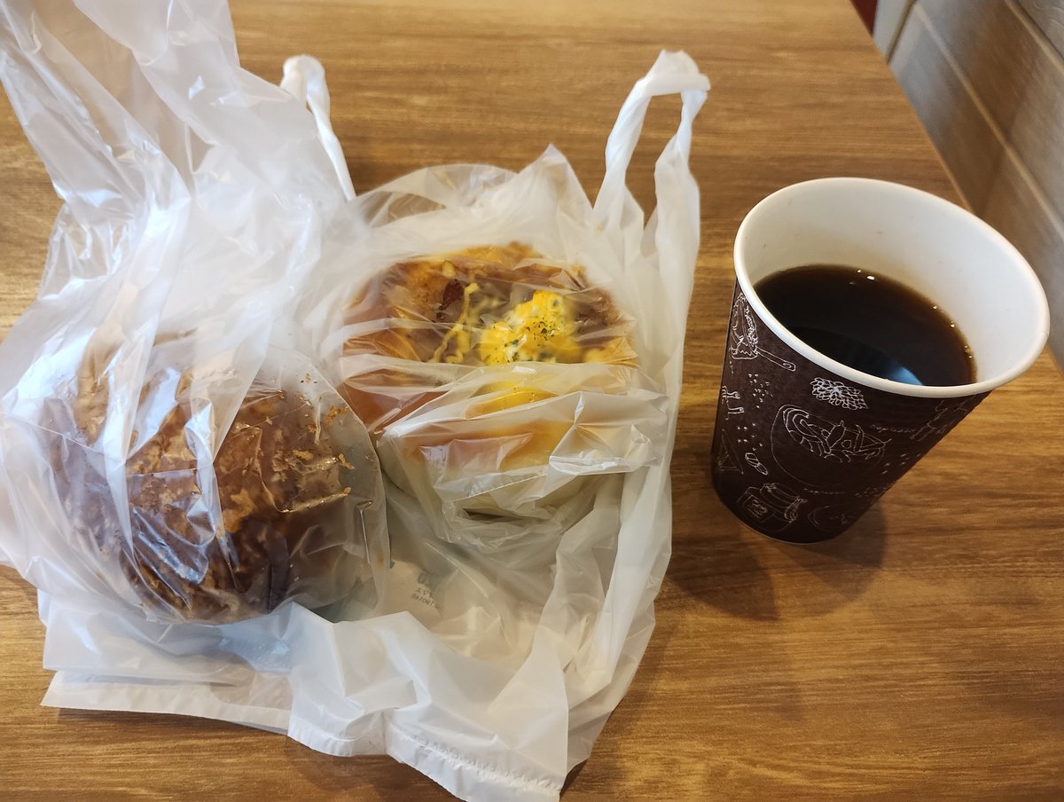 朝は見覚えのあるおじさんの描かれたベーカリーで

モーニングはコーヒーにパンが付くのではなくパンにコーヒーが付く