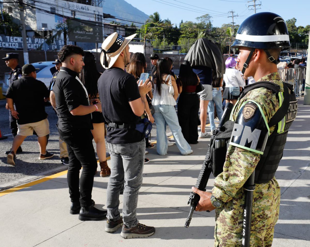 Un ambiente de tranquilidad recibe a nacionales y extranjeros que, por segundo día consecutivo, llegan al <a href="/EstadioElMagico/">Estadio Nacional Jorge “El Mágico” González</a> para disfrutar de la Residencia de @Shakira en El Salvador.
La <a href="/FUERZARMADASV/">FUERZA ARMADA</a>, en apoyo a la <a href="/PNCSV/">PNC El Salvador</a>, mantiene un despliegue preventivo en la zona.