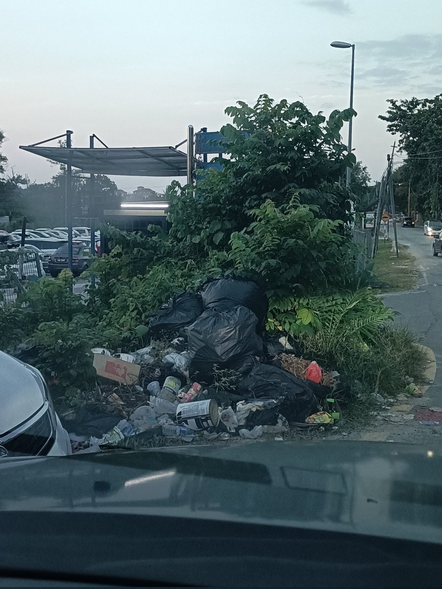 ib_adam's tweet photo. Tak boleh ke @ktm_berhad selenggara kawasan pintu masuk Stesen Bangi? Bhgn Pengurusan mmg tak ada ya? https://t.co/1wJI850PMp
