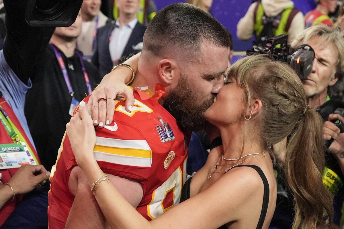 Erik_SD's tweet photo. qué aburrido este superbowl si no vamos a tener una foto de taylor swift y travis kelce como esta https://t.co/uUBbKpFAcg