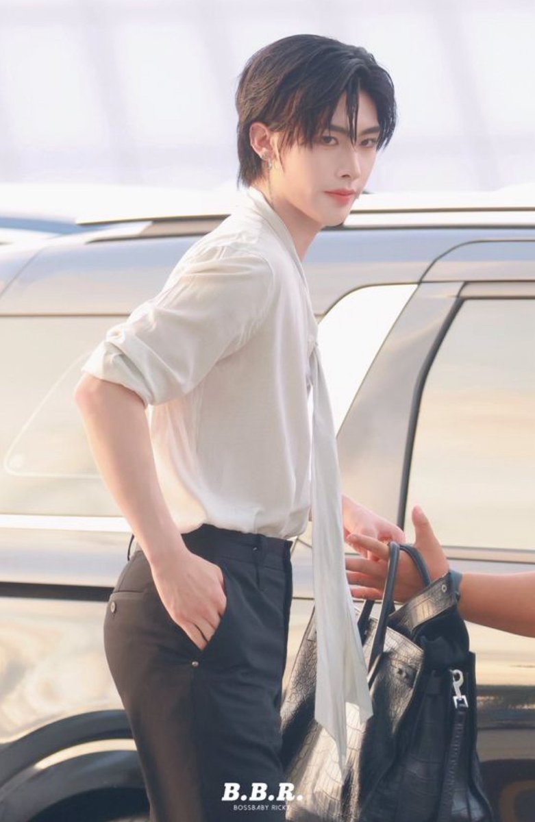 I now realise it's sasaeng video so let's enjoy lots of other pictures of his butt 💗