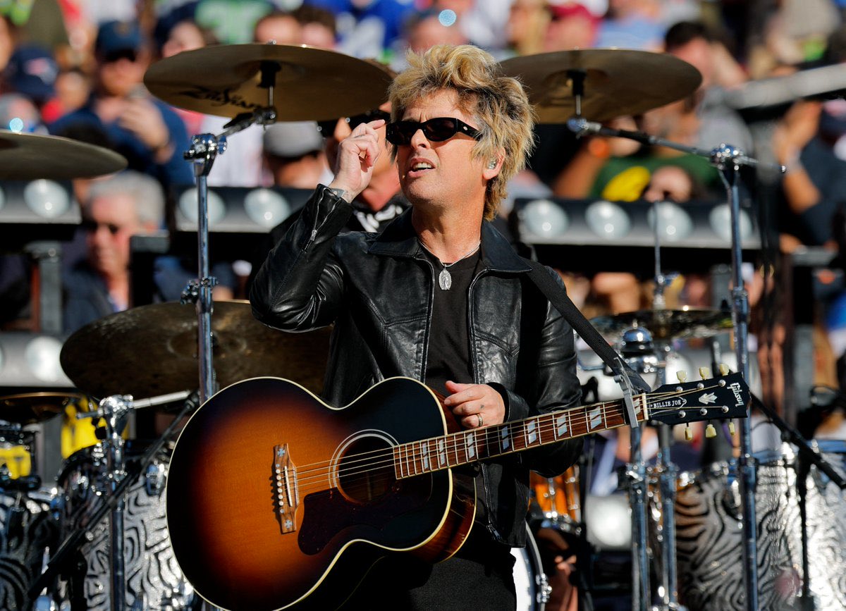 Indie5051's tweet image. Green Day abriendo el Super Bowl 2026

 “FUCK AMERICA” dijo Billie Joe Armstrong