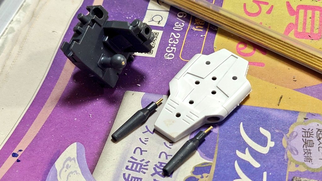 寝る前にちょっとだけ自分の模活。
MGパーフェクトガンダムの股関節に真鍮線を通して補強＆2連ビームガンの後ハメ加工。