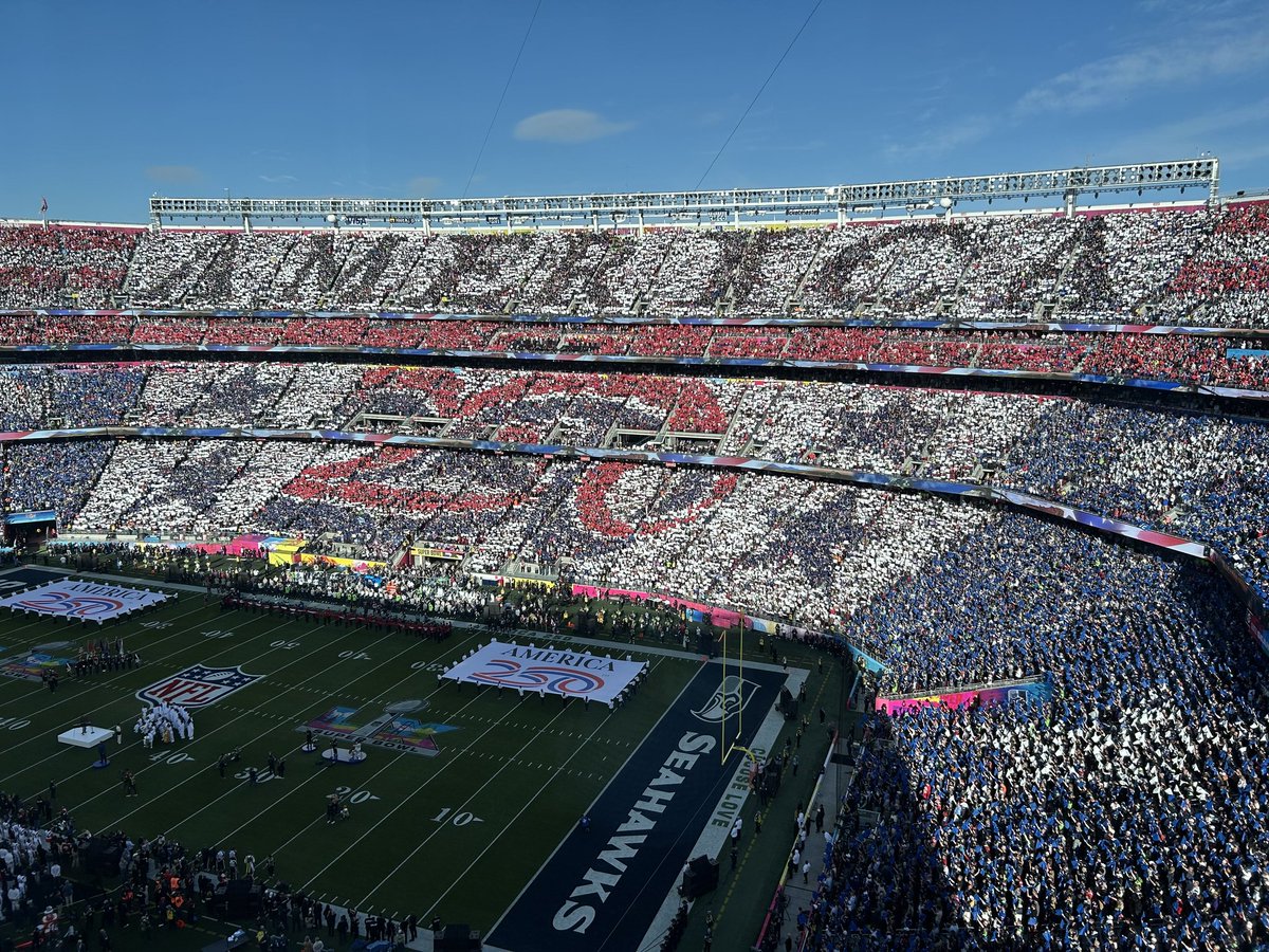 Coreografia con fogli colorati per riprodurre il logo America 250 al #SuperBowlLX

(📷 <a href="/NFLprguy/">Brian McCarthy</a>)

#uniformiNFL #SuperBowl #NFL