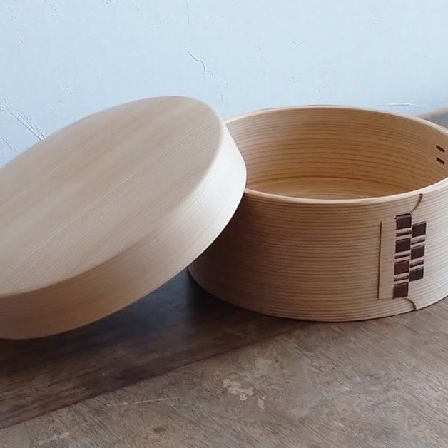 ＼すべすべ／
現在は希少な材料になっている、天然の秋田杉を使った栗久さんのおひつは、無塗装なので白米の調湿性に優れています
余分な水分がご飯に戻らずベチャッとさないので冷めても美味しいごはん

大館曲げわっぱ🌲栗久 実演販売
伝統工芸士 栗盛さん在店
2026/02/13～16（昼頃まで

三保原屋