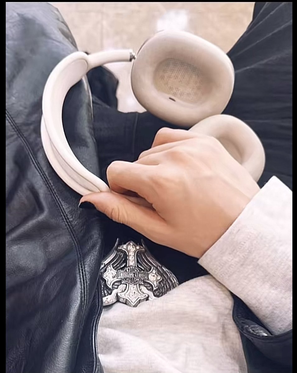 Remember when Martin showed us his headphones…and belt 

#마틴 #MARTIN