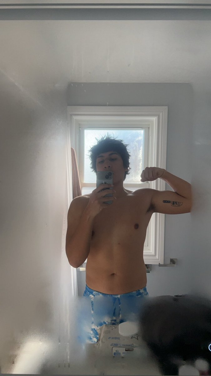 _MasterZach's tweet image. Send to my godly bicep wimps. 😈