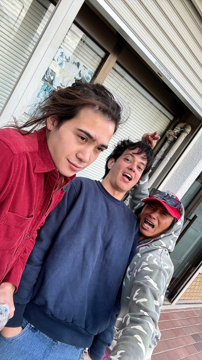 HOSSYSTYLE's tweet photo. From the USA 🇺🇸
Cool minds, warm hearts, real vibes

たくさん語って
日本語を教えて
英語を教えてもらって
笑って 繋がって

2週間の滞在が
ただの「宿泊」じゃなく
“Memory” になった

Style is not only fashion
It’s how you live, talk, respect, and connect

These guys are pure HOSSY STYLE

Thank you brothers 🖤
See you somewhere in the world 🌍

RealConnection
MoreThanAStay 

#HOSSYSTYLE #OsakaVibes #airbnb 
#n5condominium #goodlookingguys