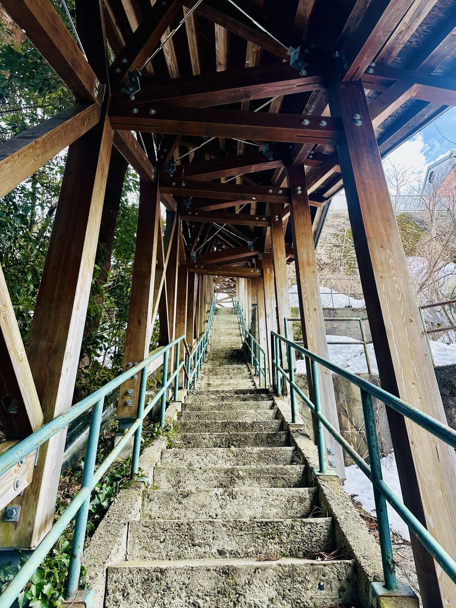 Mariko3_art's tweet photo. 下山芸術の森発電所美術館

皆んな知ってる？

富山県にある発電所を美術館にしてる施設は。現代アーティストの創作意欲を掻き立てる場所。

冬は雪深いので道中の景色も楽しめる。
立山連峰に囲まれたこの場所の冬は、景色の全てが巨大なキャンパスみたいだから、是非実際に訪れて見てほしい！ https://t.co/OugWtUyGds