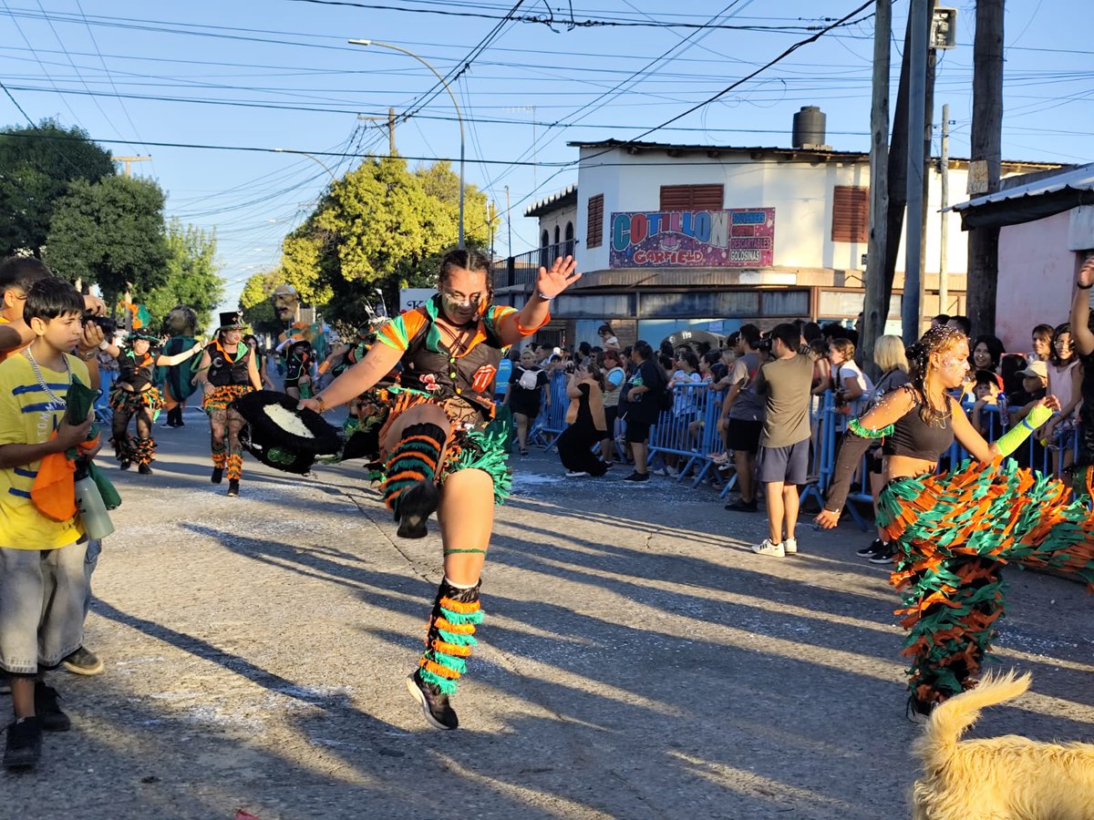 miguelsiciliano's tweet photo. ¡LA ALEGRÍA DE LOS CORSOS DE VILLA EL LIBERTADOR!

Es hermoso ver cómo cada año #VillaElLibertador se transforma para la época de #Carnaval. Una celebración que organizan los propios vecinos, en la que participan miles y miles de personas, desde los más pequeños hasta los más grandes, y que se vuelve un rito, un lugar de encuentro, una fiesta popular. Muchas gracias por la invitación ¡Y que vive la Villa!