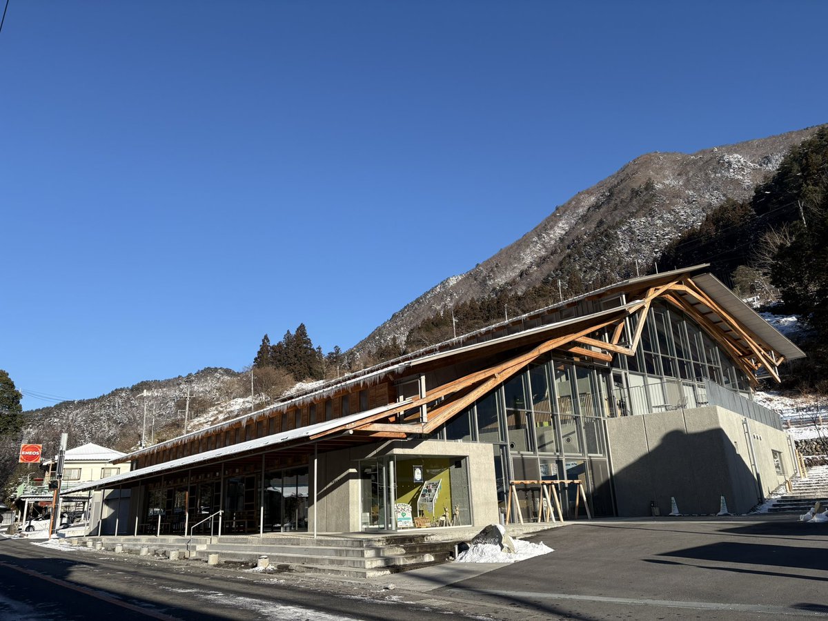 極寒🥶でも青空☺️
おはようございます☀

今季No.1級に寒い🥶
役場の屋根にもツララが🧊

路面の積雪は一部残っています⚠️
凍結防止剤も撒かれていますが、ブラックアイスバーンなどにも注意を⚠️
#丹波山村 #国道411号 #冬タイヤ必須 #凍結注意 #山梨県 #朝8時マイナス8度