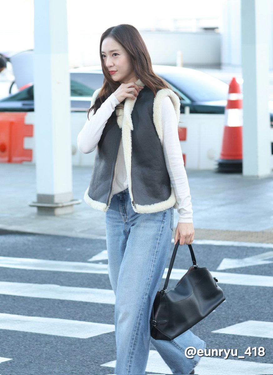eunryu_418's tweet photo. 260209 ICN 출국
오랜만이야:)

#KRYSTAL #크리스탈 #정수정 #JUNGSOOJUNG https://t.co/R15lZf7AJC