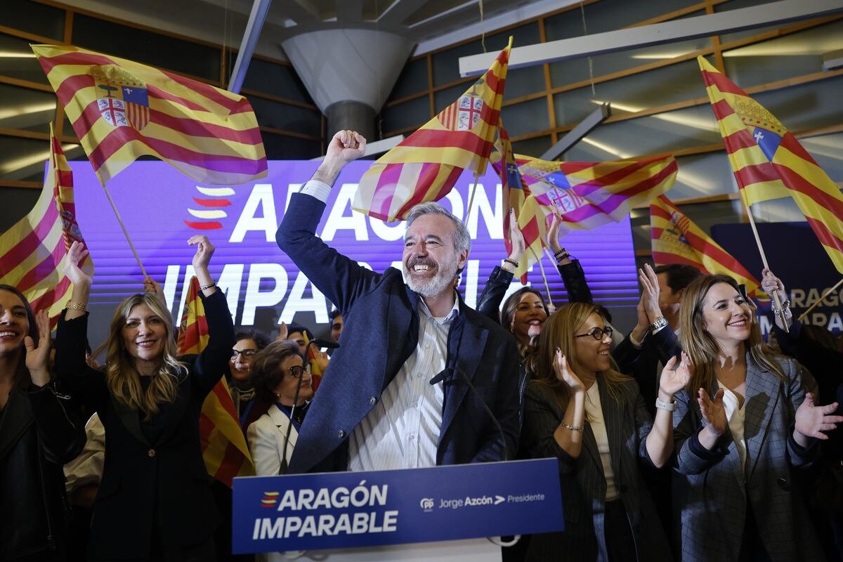 hermanntertsch's tweet photo. Ni una bandera española en la fiesta del PePé.
¿Por qué? https://t.co/wb1yzGGgwW