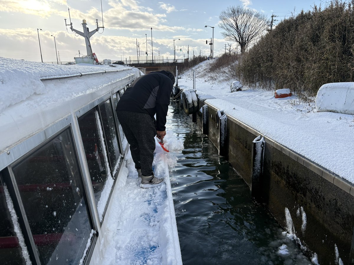2月9日(月) ☁️
【終日欠航】です

東尋坊周辺はこの2日間で一定の積雪がありましたので今朝は船の雪かきを行いました🪏
雪のピークは過ぎたようで明日以降は晴れの日も増えていきそうですね☀️

路面状況は悪いままですので運転に気をつけてお越しください🙇‍♂️