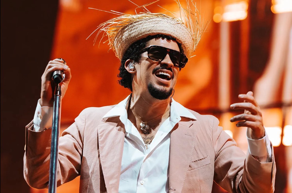 Estadounidenses quejándose del show de Bad Bunny porque cantará en español y no lo entienden
Si supieran que nosotros tampoco le entendemos