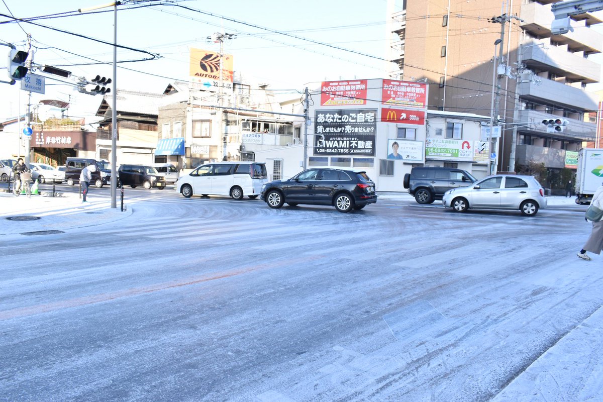 箕面市内の国道171号線(イナイチ)の路面が完全に凍っていました…
