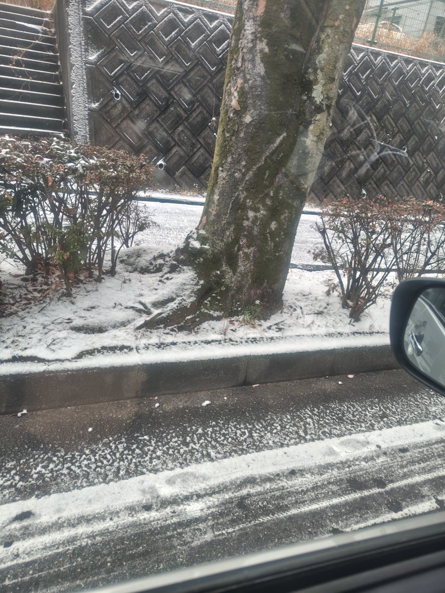 少ないけど、まだ雪は残ってますね。
中環も故障で大渋滞に。