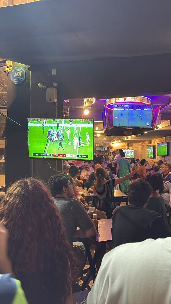 FagnerCoelho1's tweet photo. 16 anos acompanhando sozinho, feliz demais em ver um bar lotado de torcedores da NFL. #NFLnoSportv https://t.co/y6tecGqhPr