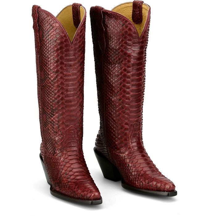 Y'all I'm so obsessed with this. I took the cropped version of this photo of her and put her in REBA by Justin boots! This looks amazing! <a href="/reba/">Reba McEntire</a> #reba