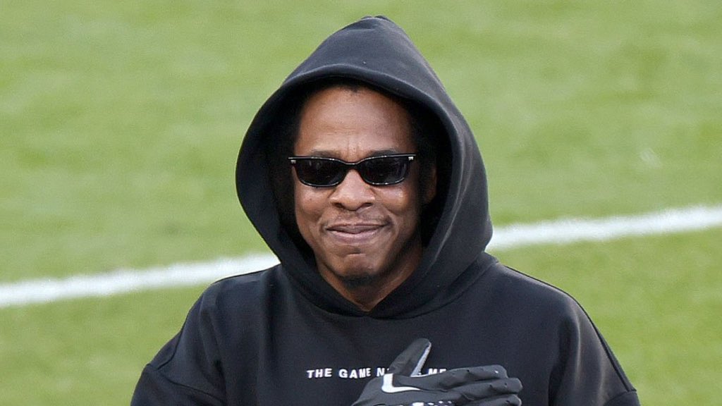 PopRhyme's tweet image. she told him to take off that lace front and he hasn’t shown scalp since 😭😭