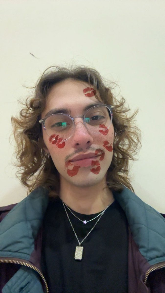 ben sadece kendi kendine sacma sapan hareketler yapan sakalar yapan aptal bi oglanim iste 🙂‍↔️🙂‍↔️🙂‍↔️🙂‍↔️