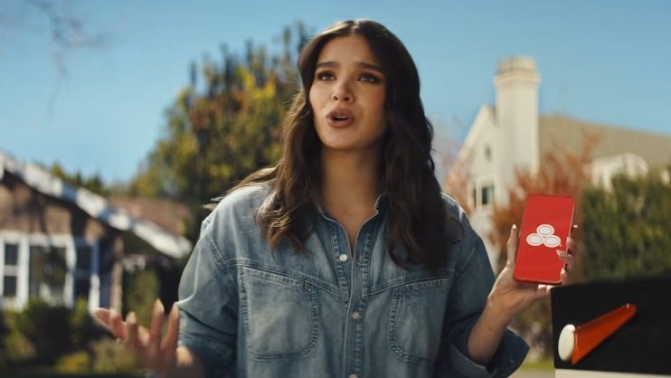 Gabofrfr's tweet photo. unlike her husband, hailee steinfeld makes her second appearance at the super bowl in a new commercial https://t.co/nZhpX2YsxY