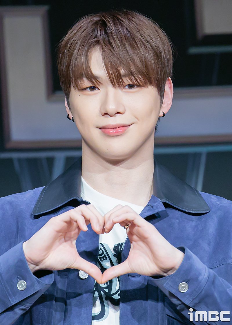imbcenews's tweet image. 강다니엘, 워너원 재결합 앞두고 오늘(9일) 입대 
#강다니엘 #KANGDANIEL #워너원 #WannaOne #재결합 
#군대 #군복무 #현역입대 #리얼리티 #신규예능 #iMBC연예 

9일 강다니엘은 육군 현역으로 입대한다. 기초군사훈련을 마친 뒤 18개월 간 복무 예정이다.

지난 2017년 엠넷 오디션 서바이벌…