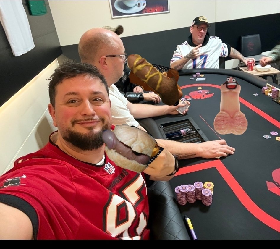 btc180's tweet photo. @RobLave Tut ihr schwänze essen und darum spielen? @arne_wa  @KansasCityTweef  @theseacock https://t.co/RrMxR3pIaG