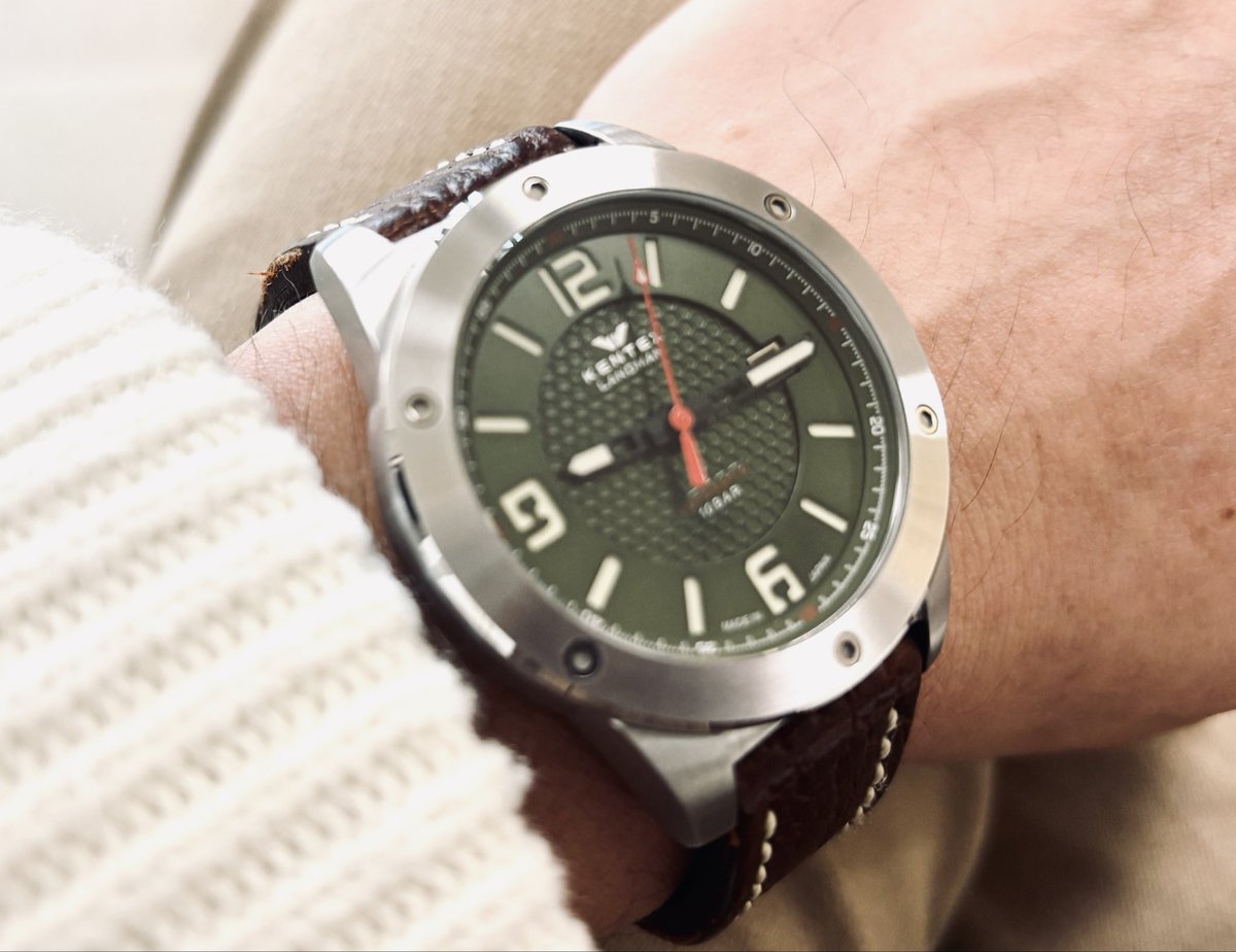 shinrakun_e12's tweet image. おはようございます。

今日は休みですが朝イチから眼科…ここ半年で急に夜の視界が悪くなったので新しいメガネ作る為に相談に。

お供はケンテックス。

#KENTEX #ランドマン
#腕時計 #機械式腕時計