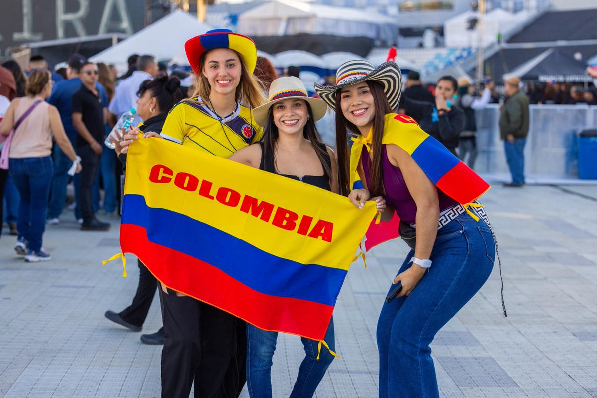 Turistas colombianos presentes en el concierto de Shakira en El Salvador.