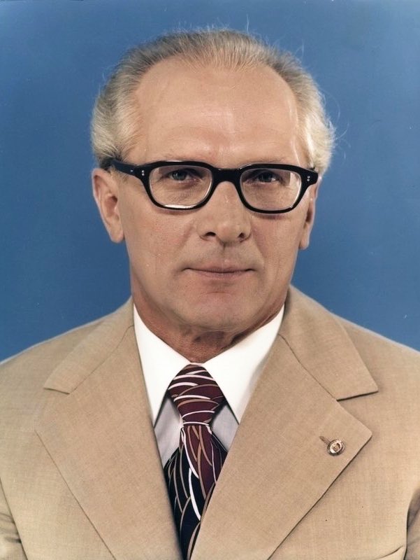 🚨BREAKING🚨: East German scientists have found a way to reverse effects of aging on the body, brain and potentially end Alzheimer’s and are planning to roll it out for free. State Chairman of the GDR, Erich Honecker, has said on the matter ‘Rückwärts immer, vorwärts nimmer’