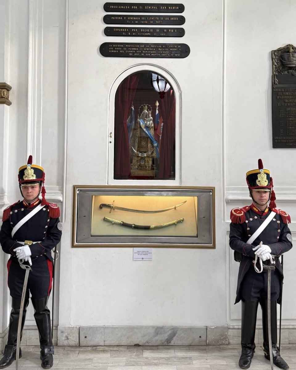 Entre que el Sable del Libertador quede en un museo por el capricho de unos pocos y que vuelva al Cuartel del Regimiento de Granaderos a Caballo, bajo custodia militar y a los pies de la Virgen, no hay dilema alguno: me quedo toda la vida con lo segundo. San Martín estaría