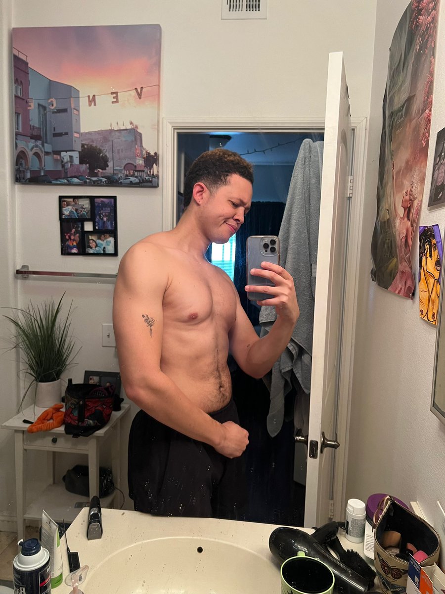 Gleefuljaylen14's tweet photo. excuse the dirty mirror lol https://t.co/PY8XDLLxpe