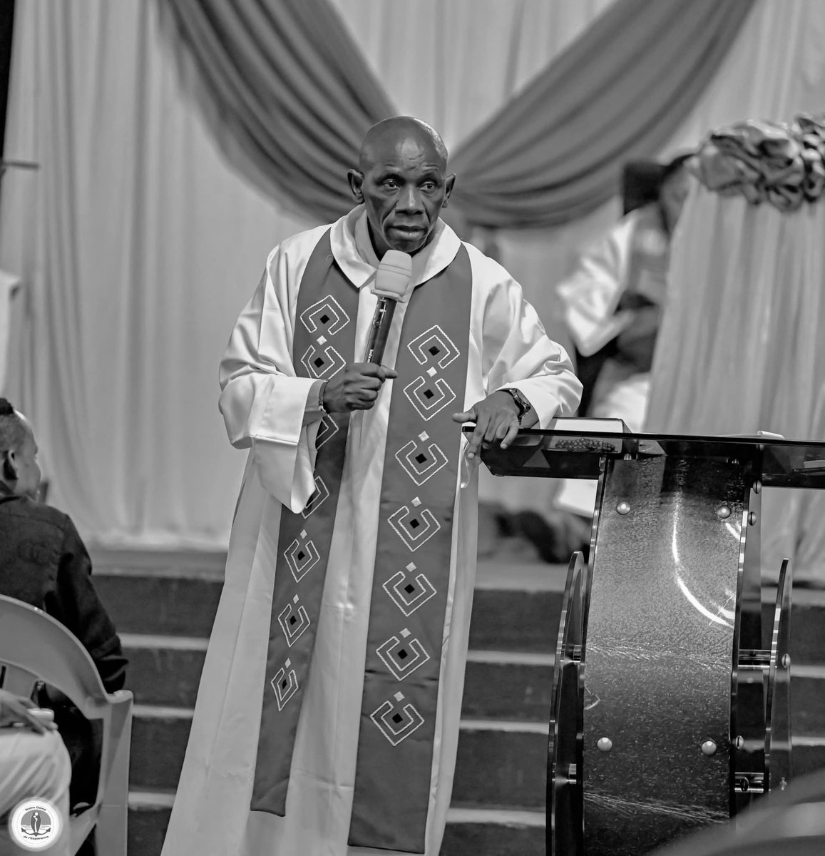 Ce matin, prie : 
Seigneur, Rocher des âges 
Merci pour l'extraordinaire Nature
Merci pour les Saintes Écritures
Merci de nous parler par la Nuée obscure 
Donne- nous un coeur perspicace et sage 
Capable de comprendre tous Tes messages