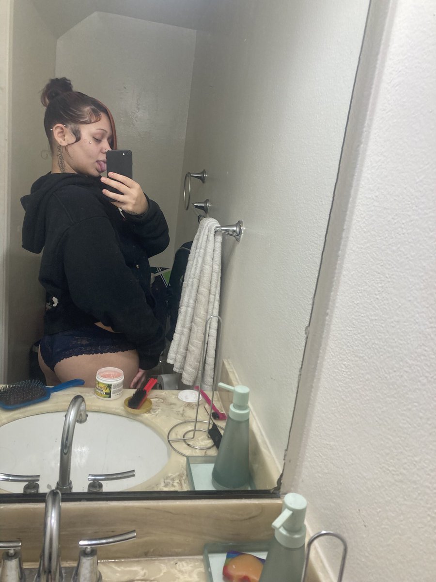 selling content hmu ! 
#sellingcontent #sexy