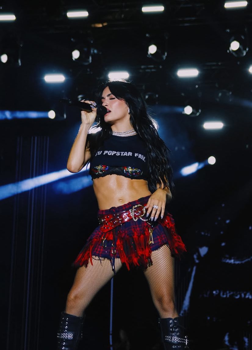 vivoporlala's tweet image. Entro a twitter después de un par de horas y que fotones le sacaron a esta mujer que la rompe TODA orgullo total ser fan de lali esposito señores y señoras