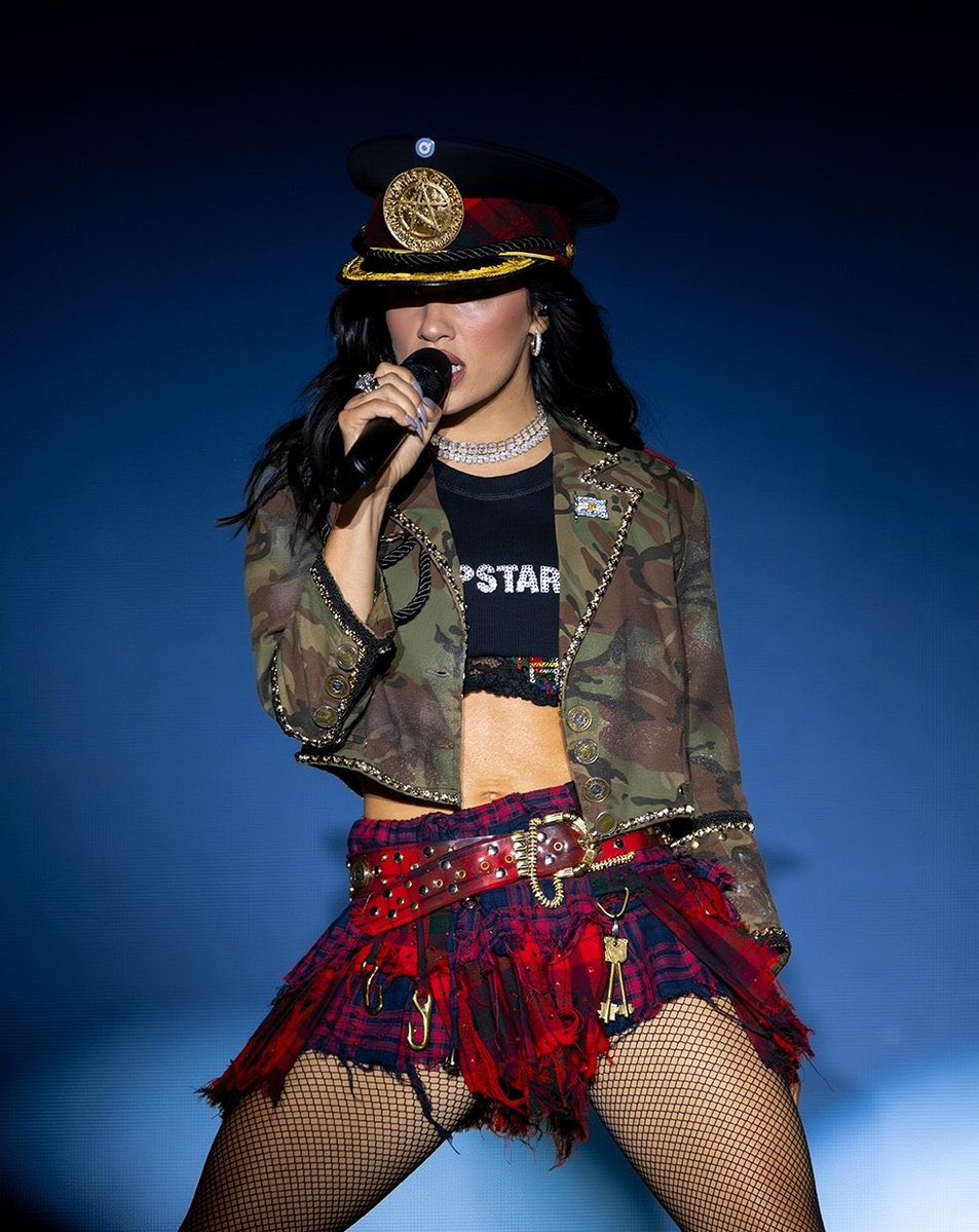 vivoporlala's tweet image. Entro a twitter después de un par de horas y que fotones le sacaron a esta mujer que la rompe TODA orgullo total ser fan de lali esposito señores y señoras